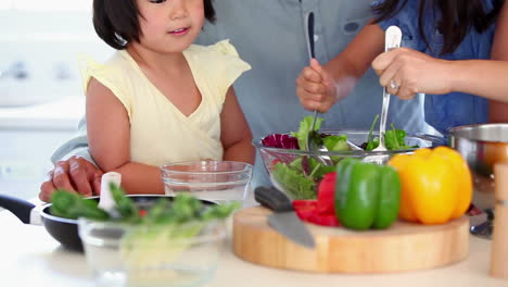 Kinder-Helfen-Ihrem-Vater-Beim-Salatmischen