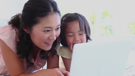 Mutter-Und-Ihre-Tochter-Schauen-Auf-Einen-Laptop