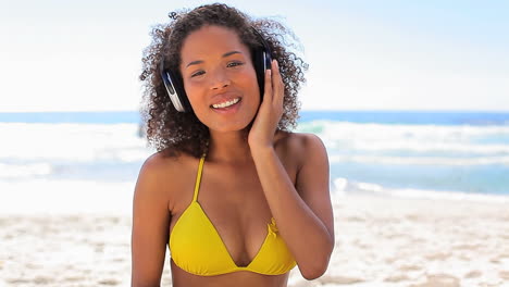 Woman-listening-to-music-with-headphones