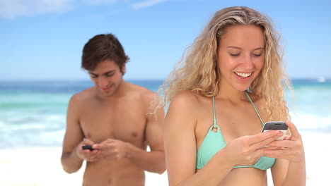Couple-sending-to-each-other-text-message