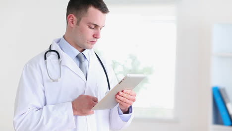 Doctor-using-a-tablet-tactile-