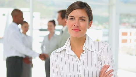 Mujer-De-Negocios-Sonriente-Con-Trabajadores-Dándose-La-Mano