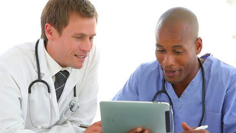 Dos-Profesionales-Médicos-Usando-Una-Tableta-