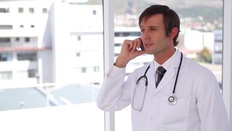 Arzt-Ruft-Mit-Mobiltelefon-An