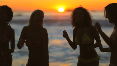 Mujer-Joven-Bailando-En-La-Playa