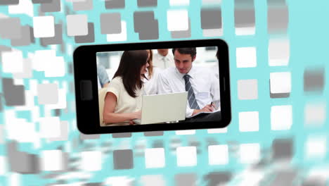 Videos-Von-Geschäftsleuten,-Die-Computer-Auf-Einem-Smartphone-Bildschirm-Verwenden