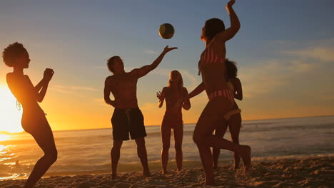 Junge-Leute-Die-Strandball-Spielen-