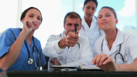 Medical-team-watching-a-computer-screen