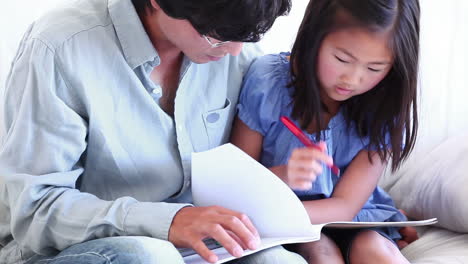 Padre-Ayudando-A-Su-Hija-A-Hacer-Su-Tarea