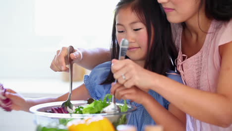 Hija-Mezclando-Una-Ensalada-Con-Su-Madre