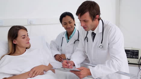 Doctors-talking-with-a-female-patient