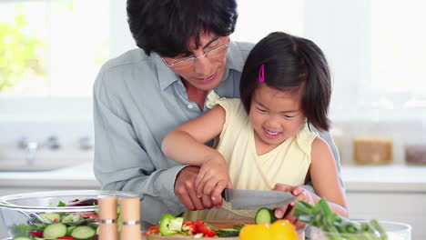 Hija-Cortando-Un-Pepino-Con-Su-Padre