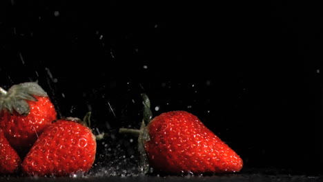 Schöne-Erdbeeren-In-Super-Zeitlupe,-Die-Nass-Werden