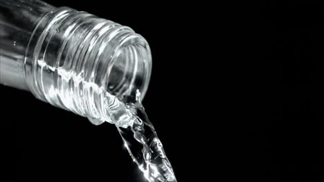 Wasser-Rinnt-In-Superzeitlupe-Aus-Der-Glasflasche