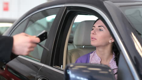 Woman-in-her-car-signing-a-document