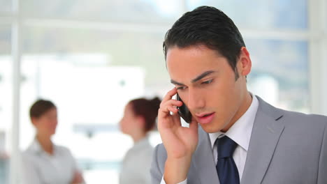 Business-man-looking-worried-while-on-the-phone