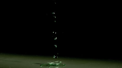 Flüssigkeit-Tropft-In-Superzeitlupe-Ins-Wasser