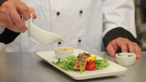 Koch-Gießt-Dressing-über-Lachs-Und-Salat