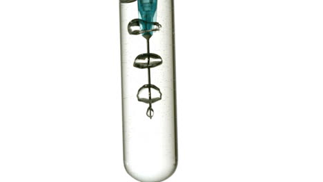 Spritze-Bläst-Blasen-In-Reagenzglas-Mit-Wasser