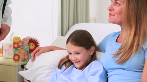 Madre-Con-Su-Hija-Recuperándose-En-El-Hospital.-