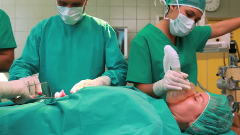 Chirurgisches-Team-Bei-Der-Durchführung-Im-Operationssaal