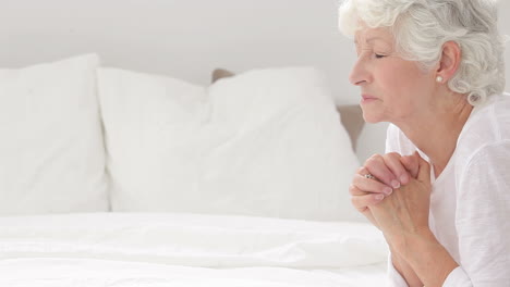 Old-woman-praying-