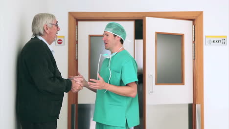 Surgeon-talking-in-the-corridor