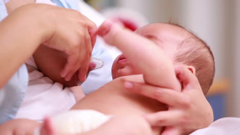 Madre-Amamantando-A-Un-Bebé-Recién-Nacido