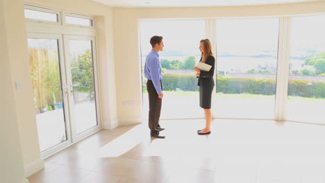 Estate-agent-and-man-shaking-hands