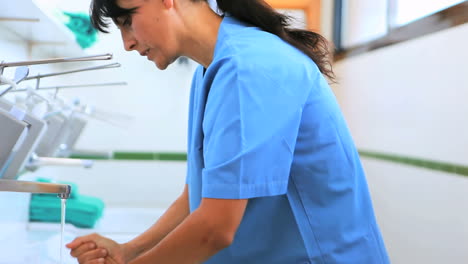 Surgeons-in-a-hospital-washing-hands