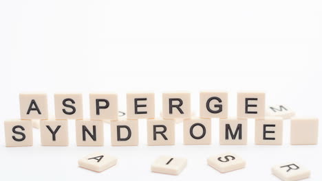 Autismus-Und-Asperger-In-Plastikbuchstaben-Dargestellt
