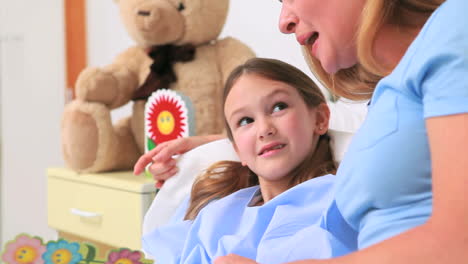 Madre-Con-Su-Hija-Recuperándose-En-El-Hospital.-