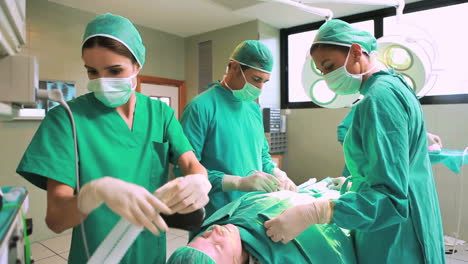 Chirurg-Und-Team-Operieren-Einen-Patienten-Und-überprüfen-Dabei-Einen-Monitor