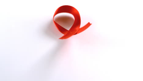 AIDS-Symbol-Mit-Roter-Schleife-Fällt-Herunter