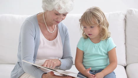 Abuela-Y-Nieta-Leyendo-Un-Libro