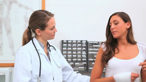 Female-doctor-showing-to-a-patient-a-xray