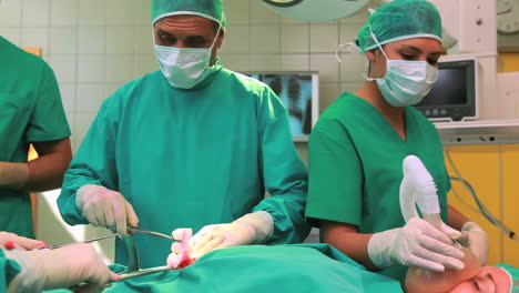 Chirurg-Legt-Einem-Bewusstlosen-Patienten-Eine-Sauerstoffmaske-Aufs-Gesicht