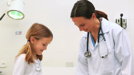 Médico-General-Probando-Los-Reflejos-De-La-Rodilla-De-Un-Paciente.