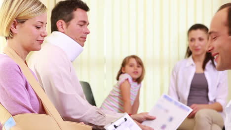 Injured-woman-talking-to-a-doctor-in-the-waiting-room