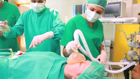 Operación-Quirúrgica-Realizada-Por-Cirujanos