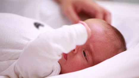 Neugeborenes-Baby-Liegt-Auf-Einem-Bett