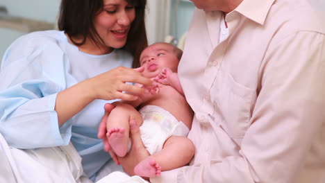 Glückliches-Paar-Mit-Einem-Neugeborenen-Baby