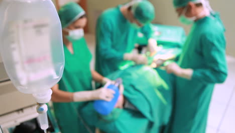 Chirurgen-Arbeiten-An-Einem-Patienten-Auf-Einem-Operationstisch