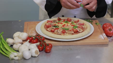 Cocinar-Preparando-Una-Pizza-En-Un-Mostrador