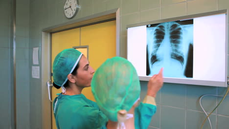 Equipo-Médico-Mirando-Una-Radiografía