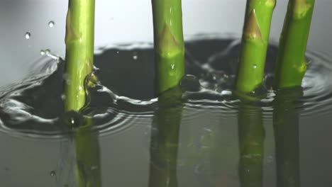 Aspargus-stalks-dropping-in-water