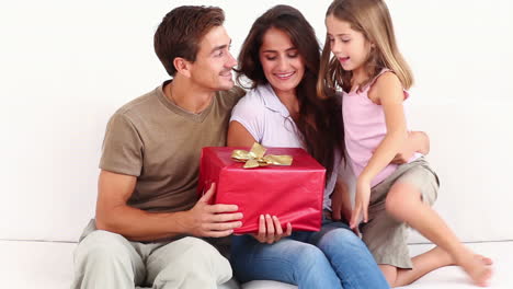 Madre-Y-Padre-Recibiendo-Regalo-De-Niño