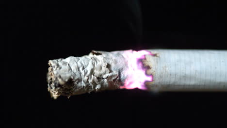 Brennende-Zigarette-Auf-Schwarzem-Hintergrund-Nahaufnahme