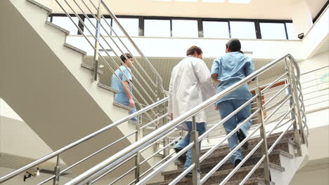 Doctor-Y-Enfermera-En-Las-Escaleras