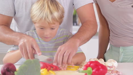 Glückliche-Familie-Bereitet-Gemüse-Zu-